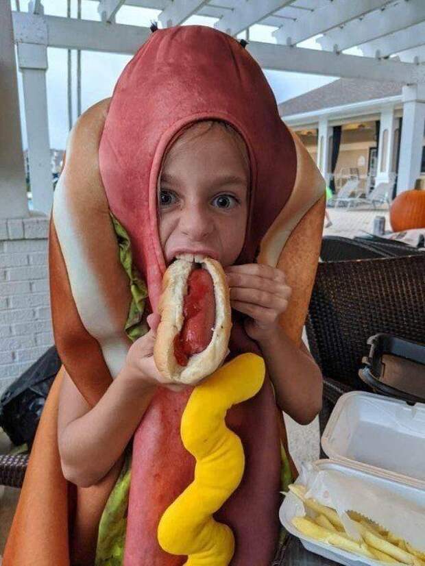 Ребенок в костюме хот-дога