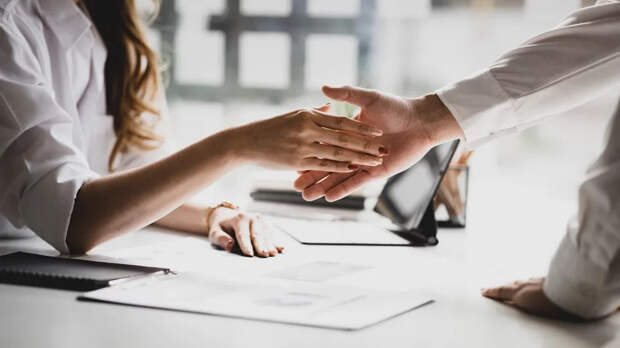 Дружба с боссом важнее диплома: каждый третий россиянин считает личные связи залогом успешной карьеры