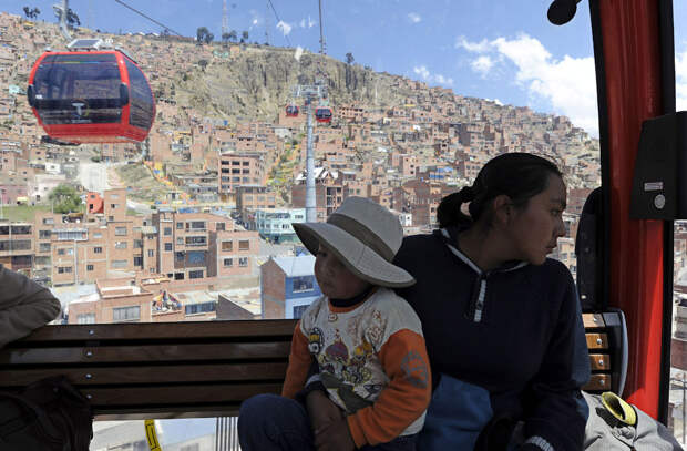 Ла-Пас расположен на берегу одноимённой реки на высоте 3 600 м над уровнем моря