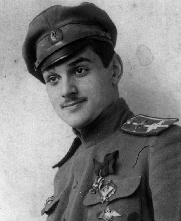 Со страницы журнала глядело на Алексея незнакомое лицо молодого офицера с маленькими усиками, закрученными «шильцем», с белой кокардой на пилотке, надвинутой на самое ухо http://airaces.narod.ru/ - Алексей Маресьев: жизнь и война настоящего человека | Военно-исторический портал Warspot.ru