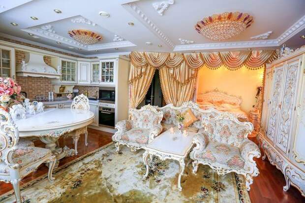 В Москве жительница многоэтажки оформила квартиру в стиле барокко