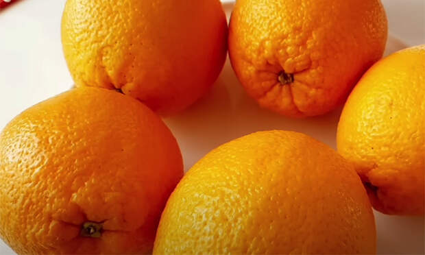 Кладем апельсины в кипяток, а потом сразу варим вместе с кожурой: получится джем вкуснее любого варенья