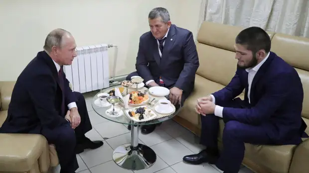 СМИ рассказали подробности диалога Путина и Нурмагомедова после боя с Макгрегором