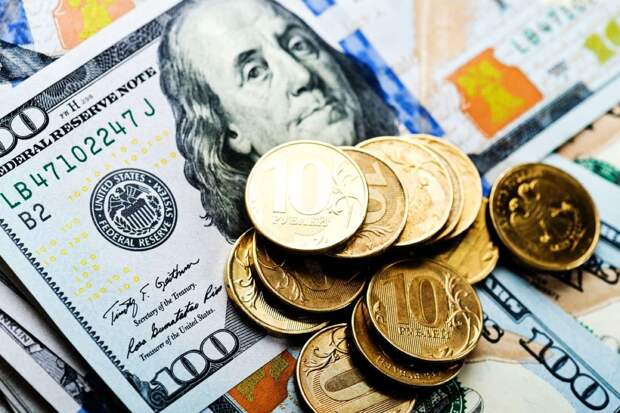 МЭР спрогнозировал укрепление доллара свыше 98 рублей к концу года