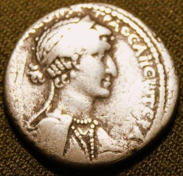 Монета с профилем Клеопатры, I в. до н.э.