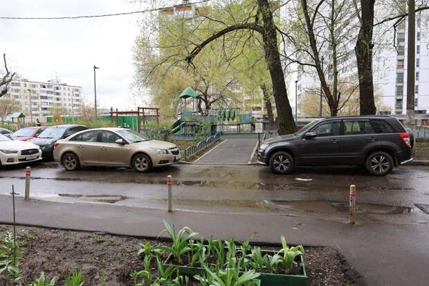 У входа на детскую площадку на Шоссейной улице появятся искусственные неровности. Фото: Григорий Матвеев