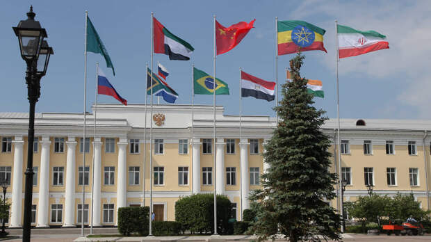 Фото: Роман Яровицын / Коммерсантъ📷Флагштоки с флагами стран БРИКС в Нижегородском кремле