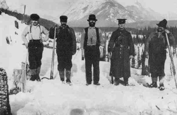Украинцы в лагере для интернировнных Оттер-Крик, Британская Колумбия 1916.