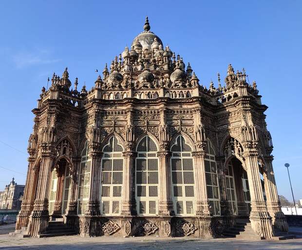 Издалека Mahabat Maqbara действительно напоминает величественный европейский храм, поражающий воображение роскошным декором и обилием колонн (Джунагадх, Индия). | Фото: commons.wikimedia.org.