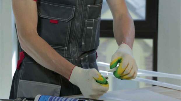 Как нанести клей на длинный молдинг