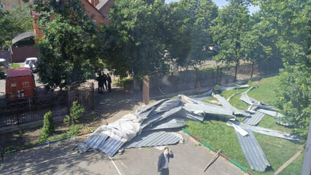 В Краснодаре 12 детей пострадали в школе, где ветер сорвал крышу