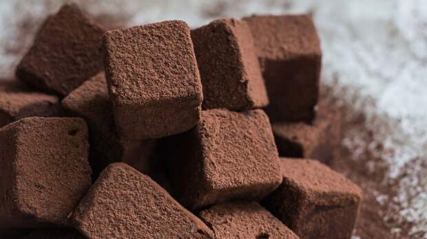 Без муки и выпечки: всего 3 ингредиента – и нежные шоколадные конфеты со вкусом чизкейка готовы