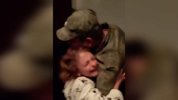 Жена и дочери демобилизованного защитника Донбасса поделились эмоциями после его внезапного возвращения