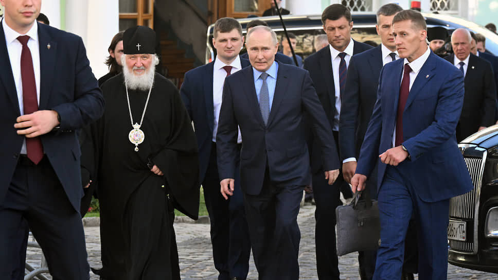 Фото: Дмитрий Азаров / Коммерсантъ📷После чаепития с патриархом Владимир Путин пошел к прихожанам