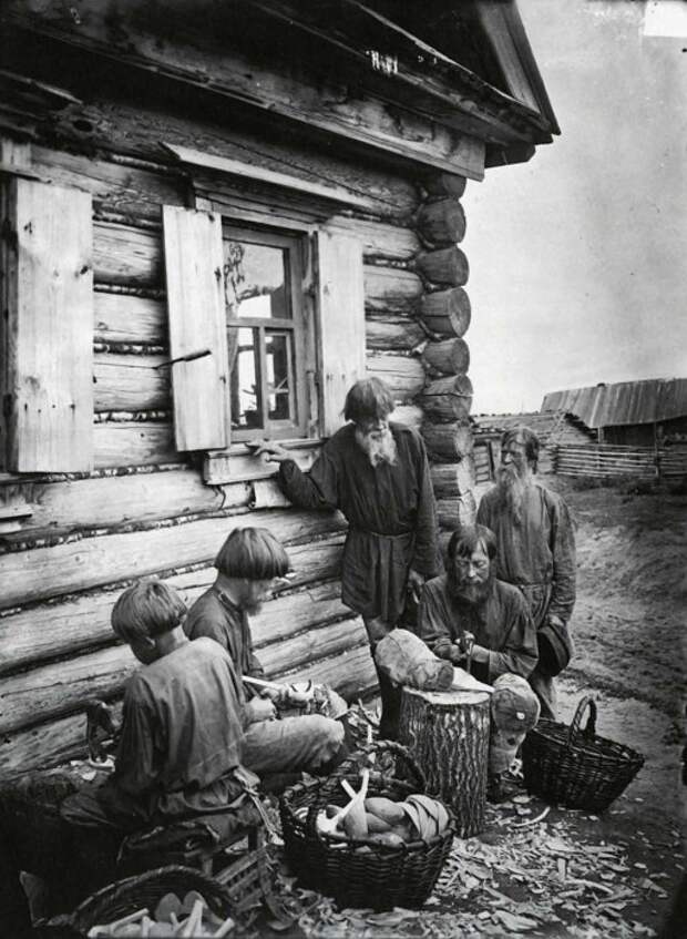 Ложкарное производство в деревне Деяново. Россия, Поволжье, 1897 год.  