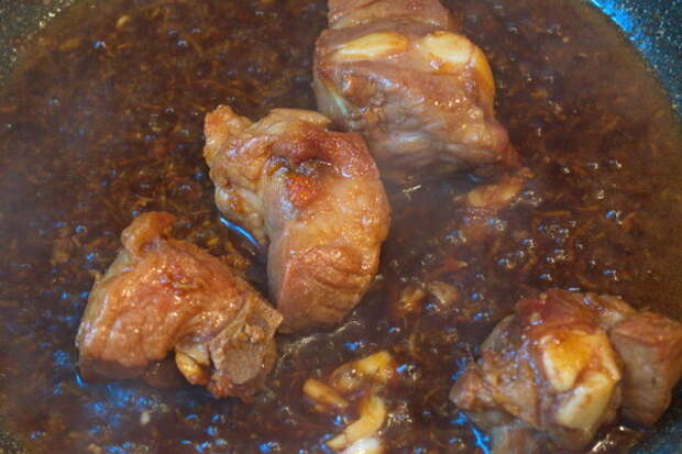 Соус сделает мясо еще темнее.