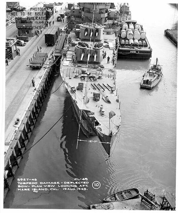 Носовая часть американского лёгкого крейсера "Сент Луис", получившего попадание торпеды в ходе сражения возле Коломбангары. Июль 1943 г. Великая Отечественная Война, архивные фотографии, вторая мировая война