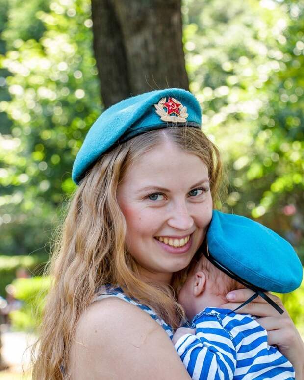 Это не они такие красивые, это она их украшает девушки, красота, тельняшка, украшение, юмор