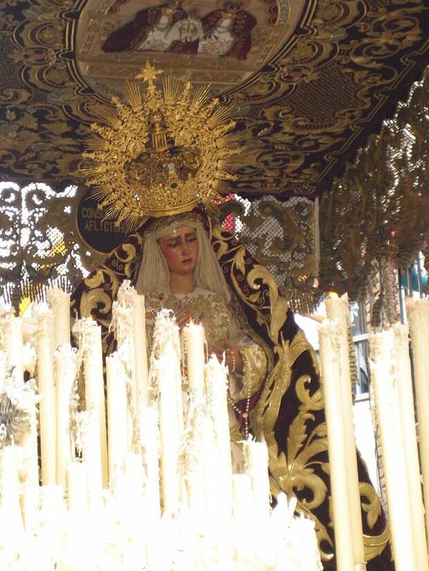 Одна из коронованных статуй Девы Марии, которую несут во время шествия Страстной недели в Севилье 