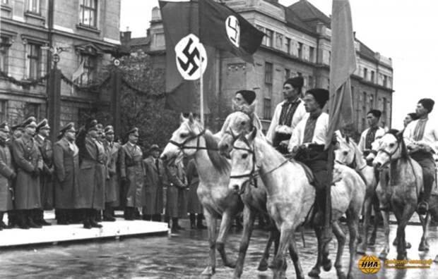 Парад украинских националистов в Станиславе (ныне Ивано-Франковск) в честь визита генерал-губернатора Польши рейхсляйтера Ганса Франка, октябрь 1941 г. 