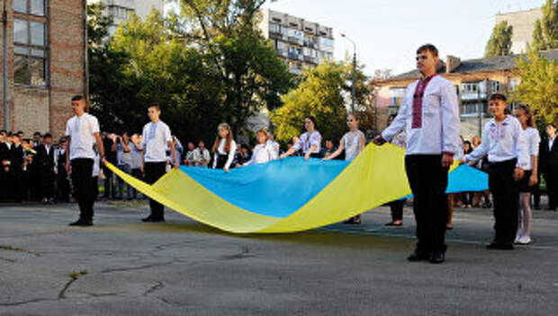 Ученики на торжественной линейке, посвященной Дню знаний в Киеве. Архивное фото