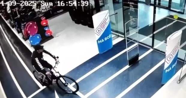 Мужчина похитил новый велосипед из магазина, а затем продал его первому встречному