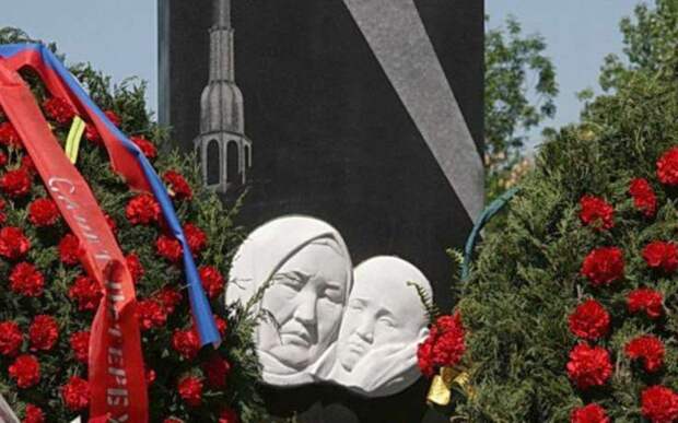 Токтогон Алтыбасарова памятник