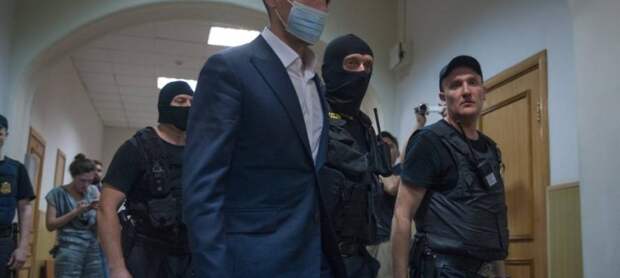 Хотя судье брат, а в Хотя судье брат, а в