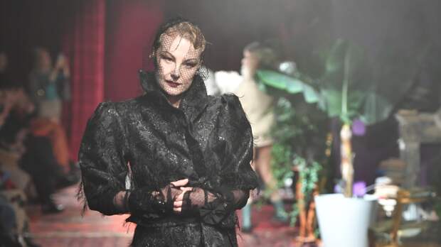 Актриса Рената Литвинова в шубе снялась у фонтана в Париже