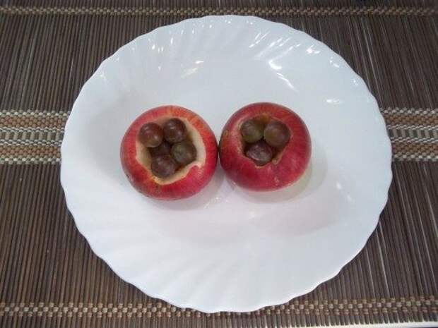 Яблоки, запеченные с орехами и виноградом