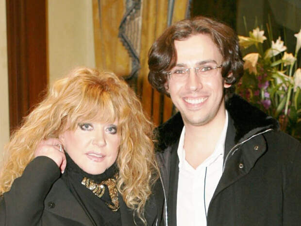 СМИ: Пугачева вернулась в Россию без Галкина