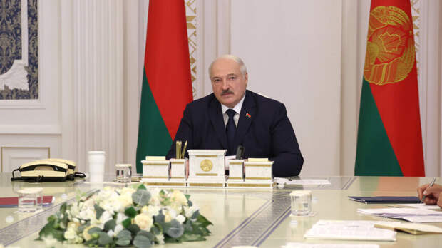 Лукашенко потребовал рассчитаться с крестьянами за сырье