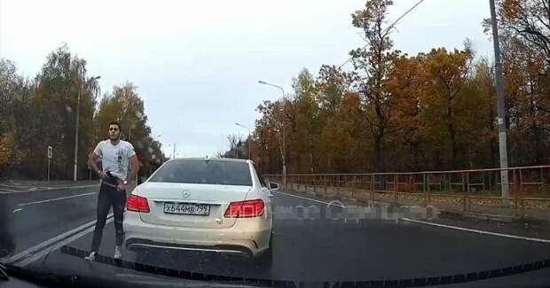 В Подмосковье агрессивный водитель «Мерседеса» с пистолетом повредил ногой автомобиль оппонента