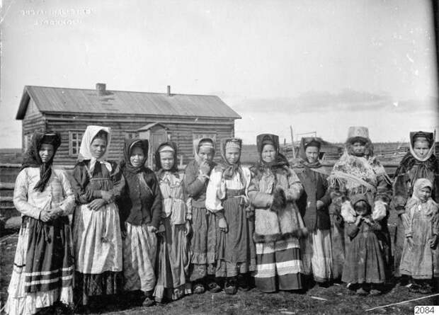 Женщины и девочки в традиционных костюмах. Женщины и девочки в традиционных костюмах.