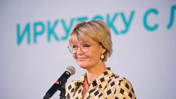 «Такие красавчики»: сын Меньшовой с женой растрогали фотосессией в столичном метро