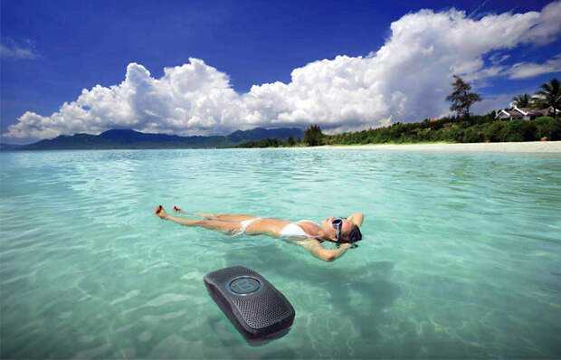 Monster SuperStar BackFloat – плавающая водонепроницаемая Bluetooth-колонка для отдыха на воде.
