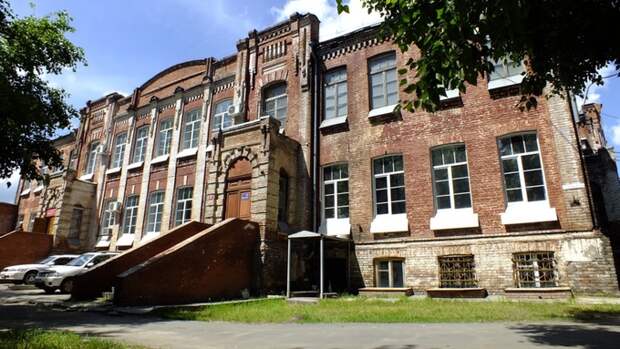 Без желающих. В Барнауле провалились торги по продаже столетней школы-памятника