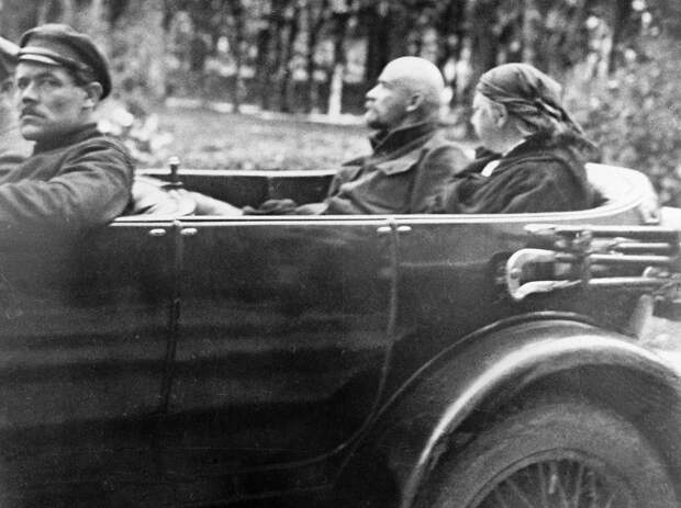 Ленин и Надежда Крупская на автомобильной прогулке в окрестностях Горок во время отдыха вождя после болезни