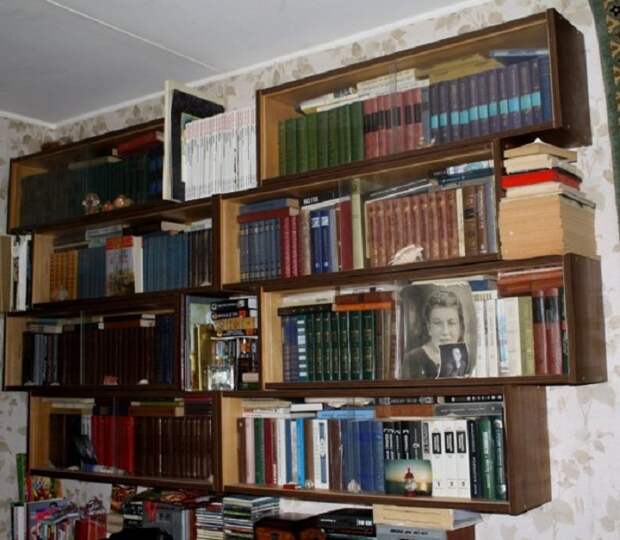 Хранение потрепанных книг в шкафу. / Фото: Zen.yandex.ru