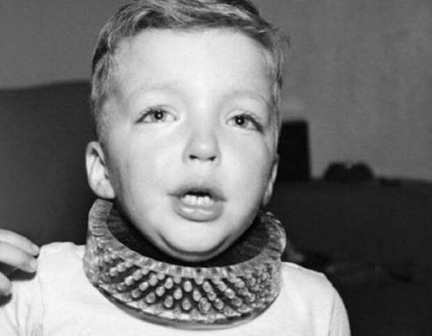 Щётка, предназначавшаяся для чистки шеи ребенка во время игры, 1950-е. история, факты, фотографии