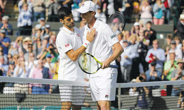 Sam-Querrey-is-congratulated-by-Novak-Djokovic  Чудеса на Уимблдоне Sam Querrey is congratulated by Novak Djokovic