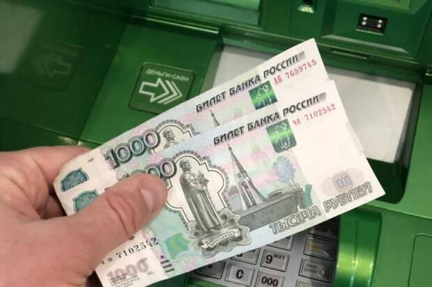 Банки стали блокировать снятие крупной суммы в банкомате