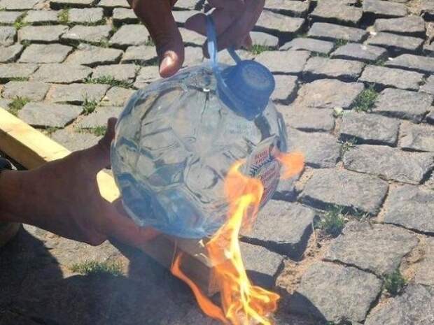 Бутылка в форме футбольного мяча, которая превращается в сферическую лупу, и под воздействием солнца, может зажечь огонь
