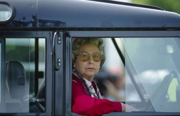 Королева Елизавета II за рулем Land Rover Defender, 1987 год. | Фото: mashable.com.