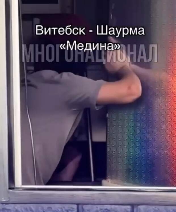 "Это обряд": повар шаурмичной моет ноги в раковине с посудой