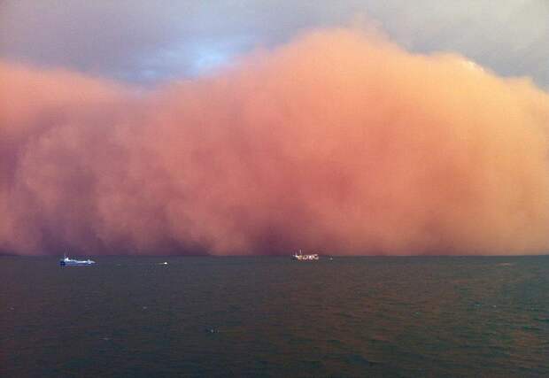 1476 Причудливая пыльная буря на западном побережье Австралии