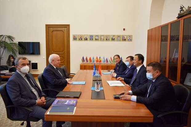 Глава МИД Киргизии встретился с председателем исполкома СНГ