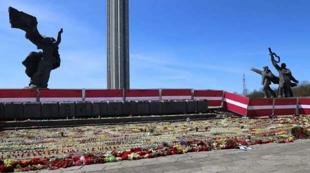 ВИДЕО: В Латвии начались задержания противников сноса памятника Освободителям