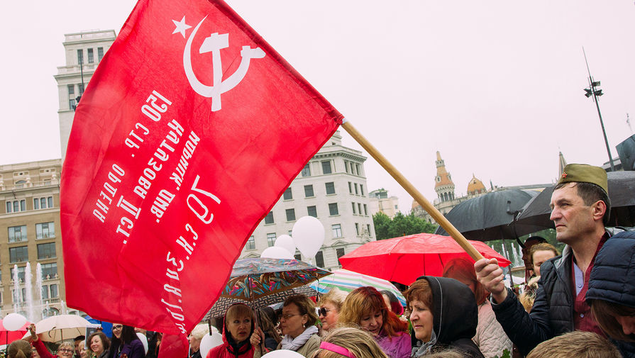 Космонавты вынесли в открытый космос копию Знамени Победы