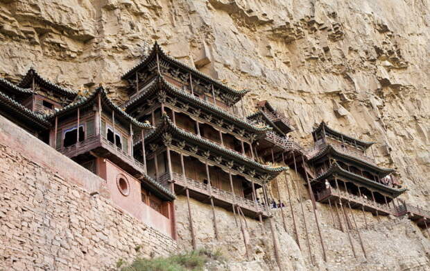 Китайский монастырь Сюанькун-сы практически висит на склоне / Фото: fregataero.ru